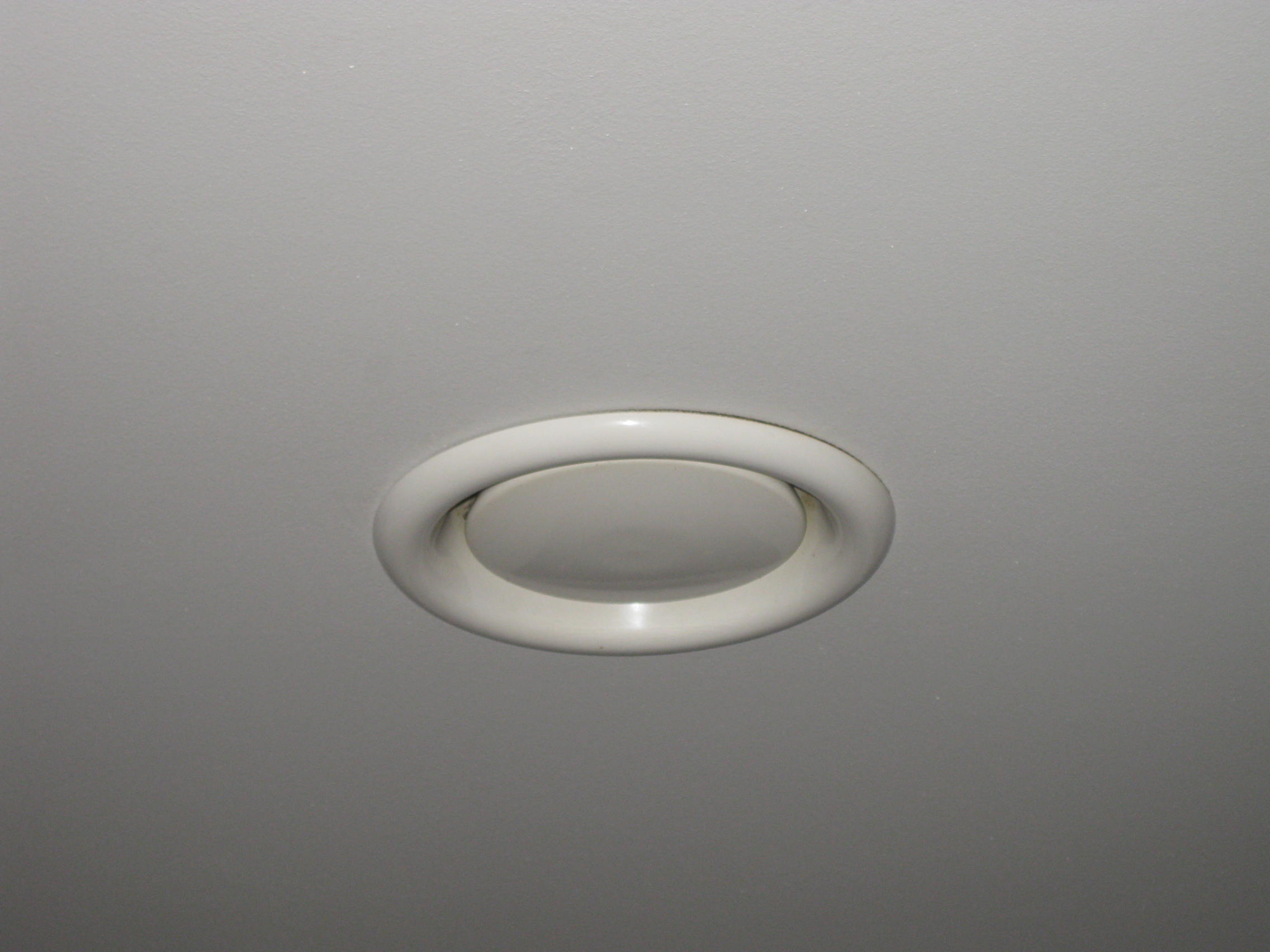 Диффузор ДПУ-125М Арктос пластиковый в потолке ванной комнаты. Фотография цифровая 2013 год